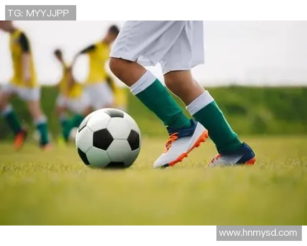 足球明星与模特的魅力碰撞帅照展现运动与时尚的完美结合